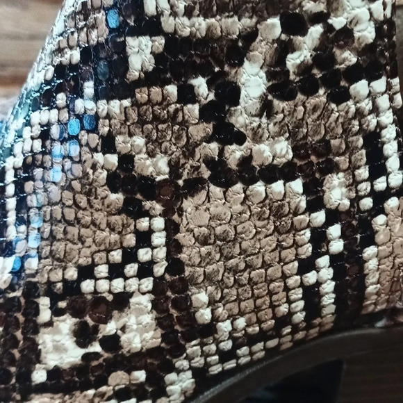 Cowgirlcore snakeskin embossed bootie w/ side cutout size 6 1/2 - Picture 7 of 9